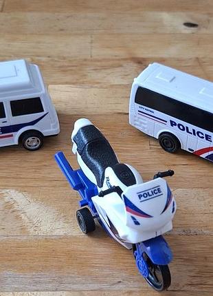 В идеале!полицейский набор 3-в-1:
 автобус, микроавтобус и мотоцикл. состояние нового! 5