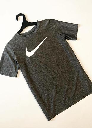 Твой любимый спорт-шик от nike 
универсальная брендовая футболка, которая круто подходит к любому низу. состояние новой вещи, цвет насыщенный