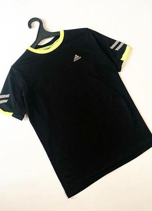 Спортивна база від adidas 
класична фірмова футболка на кожен день. легко комбінується, чудово сідає по фігурі та має стан нової речі