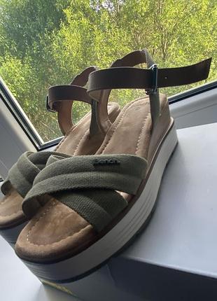 Босоніжки bench оригінал р.36