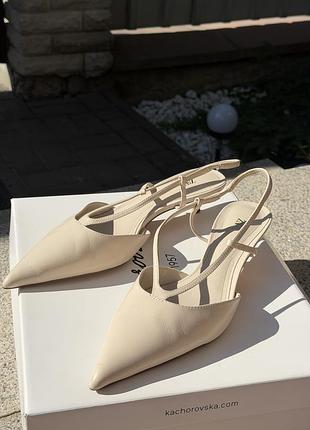 Шкіряні туфлі-слінгбеки світло бежеві (kitten heel)