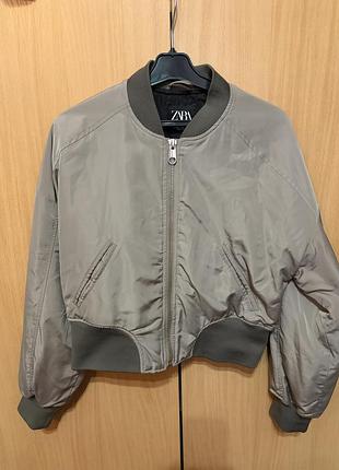 Бомбер zara цвета хаки/taupe укороченный размер xs