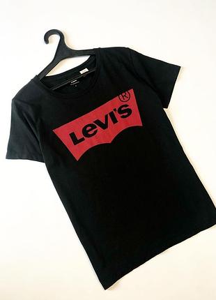 Легендарный стиль от levi's 
базовая и всегда актуальная футболка, которая идеально впишется в твой гардероб. состояние — просто безупречный.