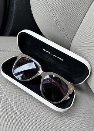 Елегантні та шикарні, ці сонцезахисні окуляри marc jacobs для зору