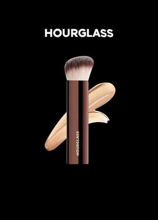 Пензлик для макияжу для тональної основи hourglas