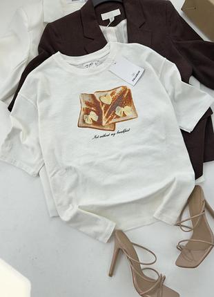 Оверсайзq футболка pull&bear з графічним принтом тостів у білому кольорі