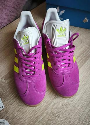 Кроссовки adidas originals gazelle цветная гамма purple burst solar yellow.