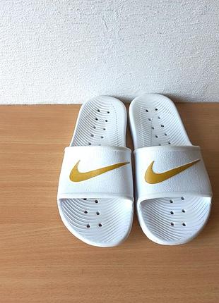 Отличные белые шлепанцы сланцы тапки nike kawa shower slides m6w7/37р. стелька 23,5 см.