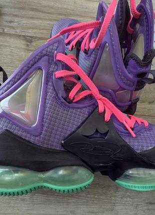 Nike lebron 19 в расцветке 'dj bron'.