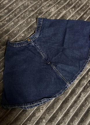 Темно-синя джинсова спідниця-міні від american apparel вирізняється а-силуетом і застібкою на ґудзики.