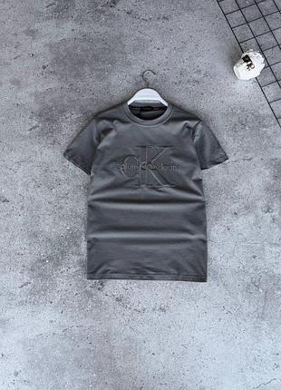 Чоловіча футболка calvin klein в сірому кольорі