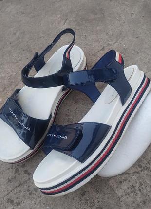 Сандалі tommy hilfiger platform velcro sandal виконані в синьому кольорі з фірмовими смугами 38 розмір