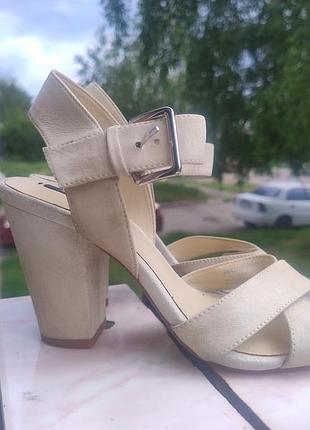 Стильні босоніжки zara