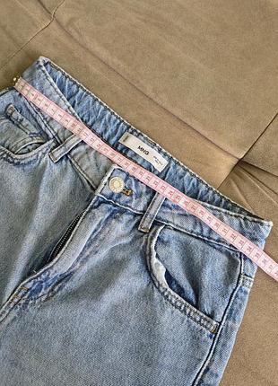 Легкие летние голубые джинсы mango