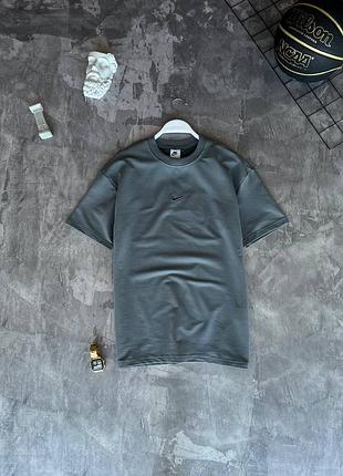 Чоловіча футболка nike в сірому кольорі