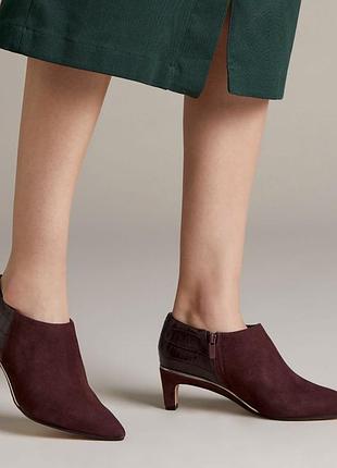 Элегантные замшевые вишнево-коричневые ботильоны clarks