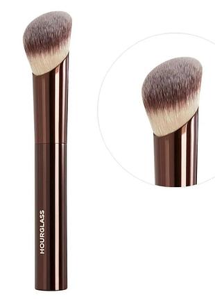 Премиум-кисть для тона hourglass ambient soft glow foundation brush