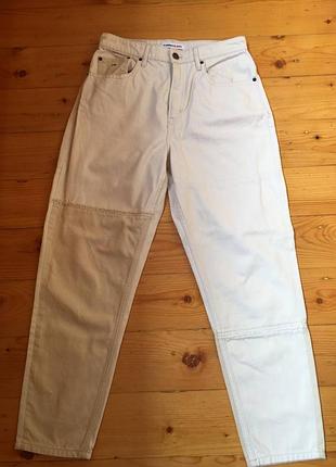 Белые джинсы от tommy jeans. мода. выгодное предложение по привлекательной цене.