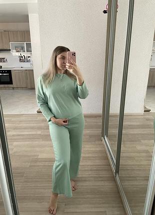 Костюм гарного фасону на літо
