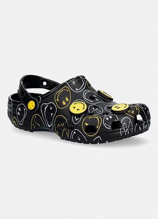 Urbanshop com ua шлепанцы crocs smiley classic clog цвет черный 211693 размеры запитуйте