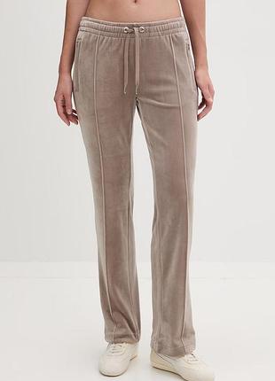 Urbanshop com ua juicy couture спортивні штани жіночі велюрові tina col out tr коричневий regular waist jcwbj126327 розміри