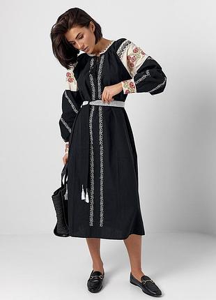 Жіноча сукня з вишитими трояндами