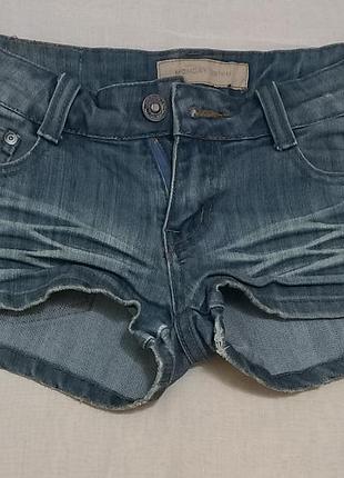 Продаю стильні джинсові шорти 
бренд: monday denim.