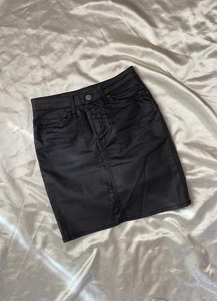 Черная мини юбка guess, черная юбка guess, черная юбка с покрытием под эко кожу, графитовая мини юбка guess, размер s-m