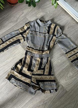 Ефектний атласний ромпер / комбінезон із шортами від river island