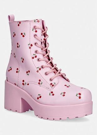 Urbanshop com ua черевики koi footwear cherry passion platform boots колір рожевий каблук блок cherry passion platform boots