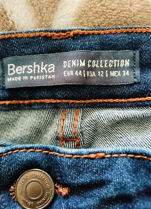 Джинсы женские, фирмы bershka.denim collection high waist. цвет темный.