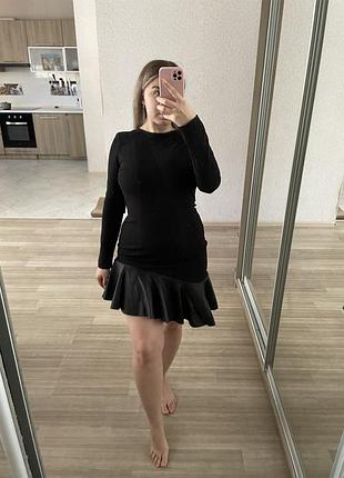 Чорна вечірня сукня з відкритою спинкою