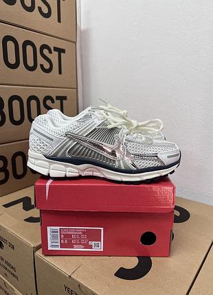 Женские кроссовки найк вомеро nike vomero 5 photon dust metallic silver серебро 37