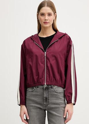 Urbanshop com ua united colors of benetton куртка-бомбер жіноча бавовняна бордова 2z0sdn09e розміри запитуйте