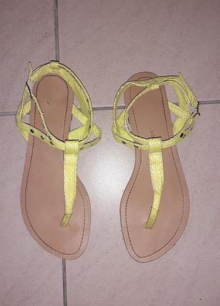Продам босоніжки