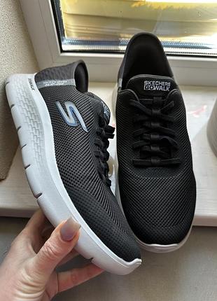 Кросівки.     👟