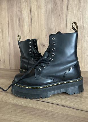 Це чорні шкіряні черевики dr. martens jadon на масивній платформі