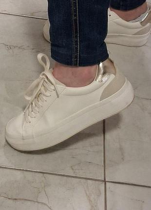 Жіночі кросівки zara