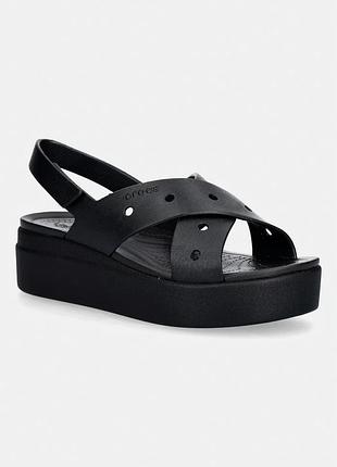 Urbanshop com ua сандалі crocs brooklyn 4u cross strap sandal колір чорний на платформі 212254 розміри запитуйте