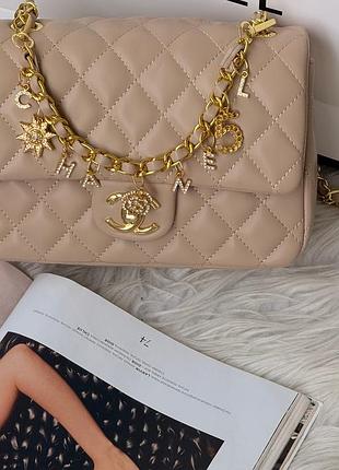 Жіноча сумка mini lambskin coco charms rectangular classic flap bag в кольорах беж, брендова сумка, крос боді