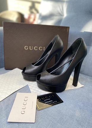 Щкіряні босоніжки, туфлі на підборах 13 см. з платформою gucci орігінал, устілка 23 см.