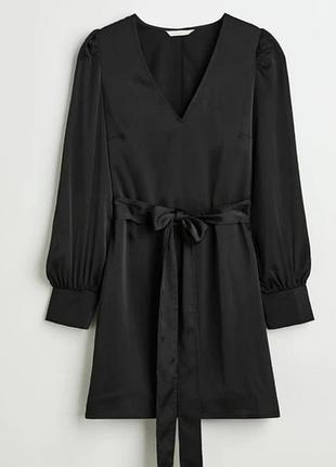 Черное атласное платье h&amp;m с длинными рукавами и поясом. ширина в груди 50см, талия регулируется поясом