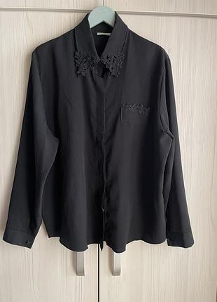 Чорна блуза вільного крою з декоративним мереживом. розмір xxl-3 xl