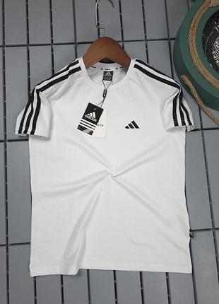 Футболка чоловіча adidas 
класичний дизайн із трьома смугами на плечах.
