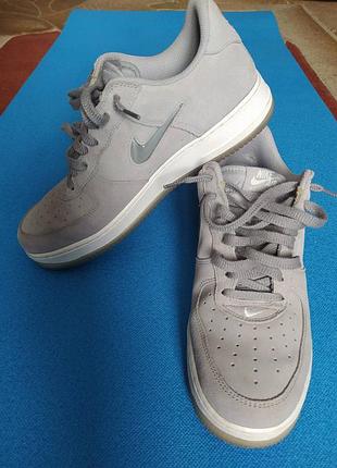 Кроссовки для ходьбы
nike, длинная стельки 29,0-29,5 см
материал замша натуральный,
сезон весна, лето,осень
