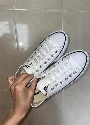 Оригінальні шкіряні converse на платформі