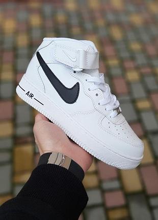 Теплі зимові шкіряні кросівки на хутрі nike air force білі з чорним високі жіночі зимові кросівки