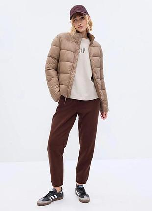 Куртка lightweight logo puffer jacket 724309-00 gap m бежевый 724309-00