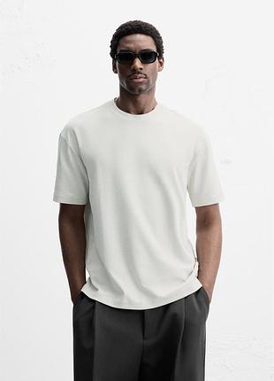 Плотная футболка zara.
