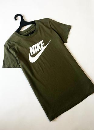 Стильна футболка від nike у класичному дизайні. ідеально сідає, легко стилізується та стане основою твоїх повсякденних образів. стан просто ідеальний